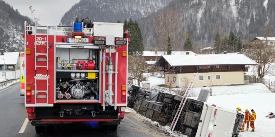 Bei dem Bus-Unfall nahe Inzell sind zahlreiche Menschen verletzt worden. Einige schwer. Foto: Kreisfeuerwehrverband Traunstein/dpa