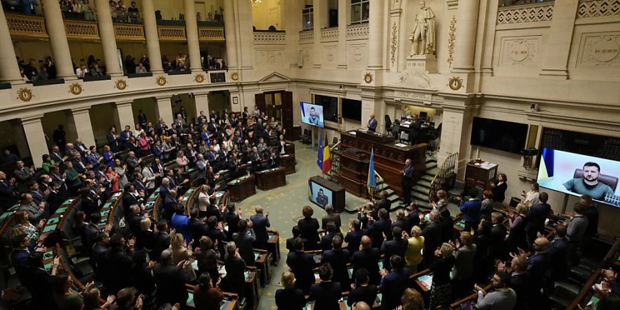 Wolodymyr Selenskyj, Präsident der Ukraine, spricht über eine Videoverbindung vor dem Plenarsaal des belgischen Bundesparlaments. Foto: Virginia Mayo/AP/dpa
