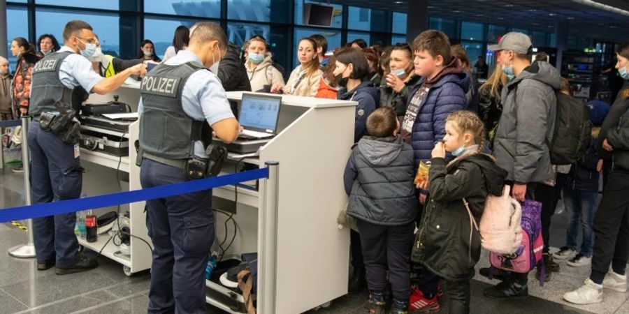 Flüchtlinge aus der Ukraine am Flughafen Frankfurt