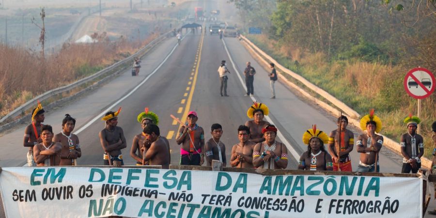 «Zur Verteidigung der Amzazonas» steht auf dem Banner: Mitglieder der indigenen Gemeinschaft der Kayapo protestieren zum Schutz ihres Landes.