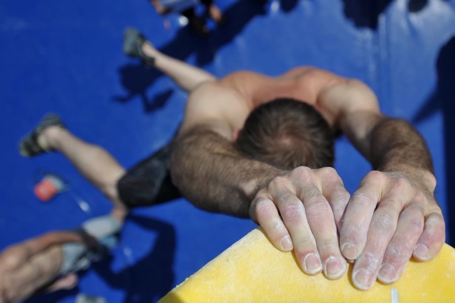 Bouldern Mann Hände Kalk Obenansicht Kletterwand