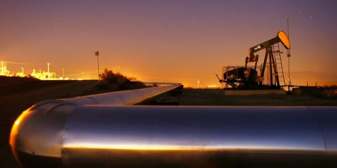 Pipeline und Ölförderanlage Pipeline und Ölförderanlage