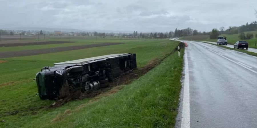 Das Fahrzeug kippte und kam auf der Seite liegend zum Stillstand.
