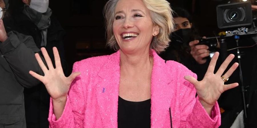 Ganz entspannt: Die britische Oscarpreisträgerin Emma Thompson auf dem roten Teppich. Foto: Jens Kalaene/dpa