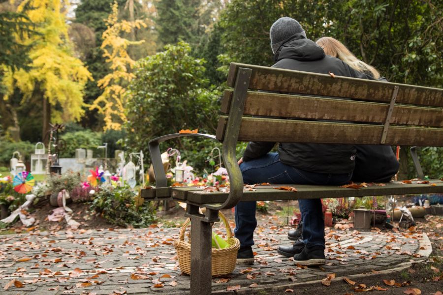 Friedhof Bank Paar Blätter