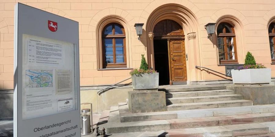 Eine dreifache Mutter steht heute vor dem Oberlandesgericht Celle. Foto: Holger Hollemann/dpa