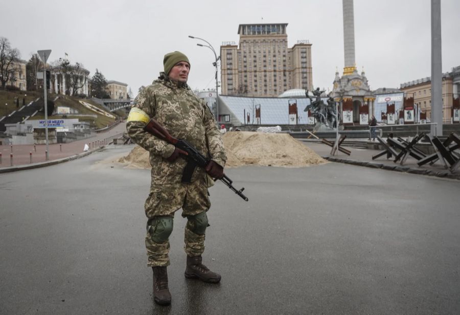 Ein ukrainischer Soldat bewacht die Strassen in Kiew.