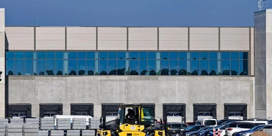 Das Werk steht bereits: Die Tesla Fabrik Berlin Brandenburg. Foto: Patrick Pleul/dpa