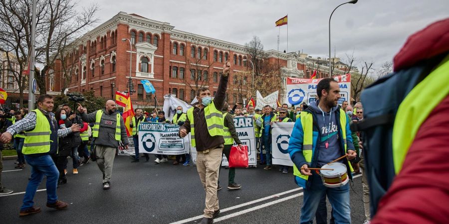 Demonstranten nehmen an einer Demonstration für den Verkehrssektor vor dem Verkehrsministerium in Madrid teil.