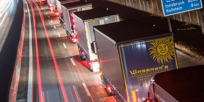Gegenüber dem Vorjahresmonat sind die Neuzulassungen von Nutzfahrzeugen in der EU fast um 16 Prozent eingebrochen. (Symbolbild) Gegenüber dem Vorjahresmonat sind die Neuzulassungen von Nutzfahrzeugen in der EU fast um 16 Prozent eingebrochen. (Symbolbild)