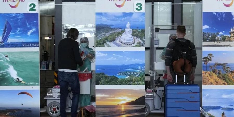Urlaubsrückkehrer nach Deutschland können im Frühjahr mit deutlichen Erleichterungen rechnen. Foto: Sakchai Lalit/AP/dpa