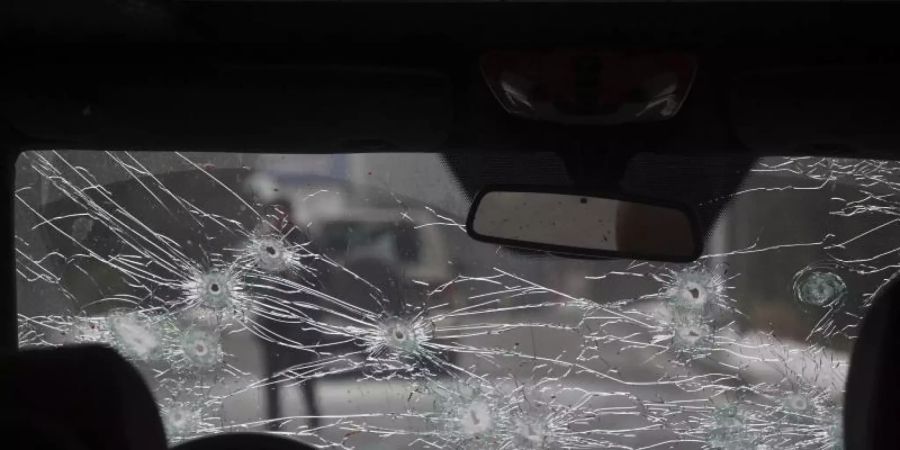 Einschusslöcher in der Windschutzscheibe eines Autos in Almaty. Kasachstan erlebte in dieser Woche die schlimmsten Strassenproteste seit seiner Unabhängigkeit von der Sowjetunion. Foto: Vladimir Tretyakov/NUR.KZ/AP/dpa