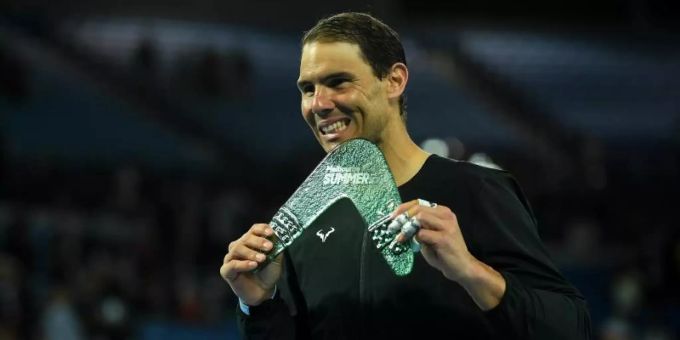 Rafael Nadal posiert nach seinem Sieg in Melbourne mit Trophäe. Foto: James Ross/AAP/dpa Rafael Nadal posiert nach seinem Sieg in Melbourne mit Trophäe. Foto: James Ross/AAP/dpa