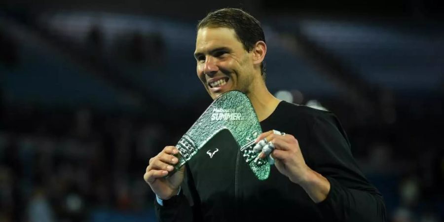 Rafael Nadal posiert nach seinem Sieg in Melbourne mit Trophäe. Foto: James Ross/AAP/dpa