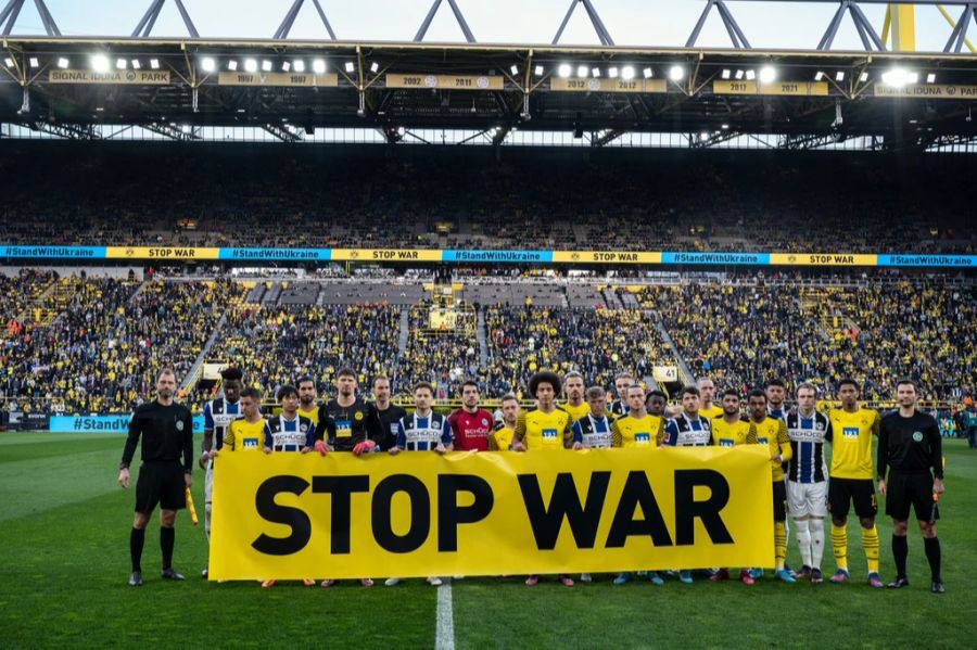 Bei den Spielen in der Bundesliga wurden zuletzt immer wieder Botschaften gegen den Krieg gezeigt.