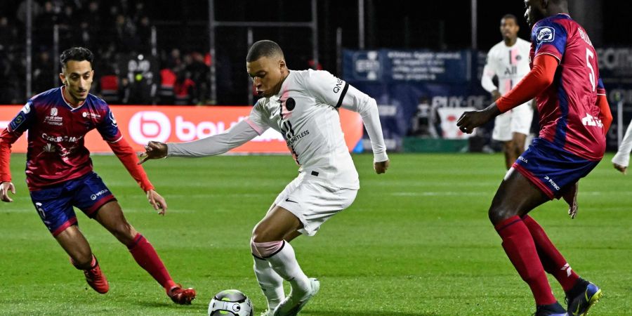 PSGs Kylian Mbappe (m) traf gegen Clermont Foot dreimal.