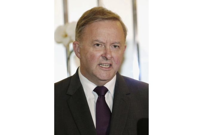 Anthony Albanese an einer Pressekonferenz. (AP Photo/Tatan Syuflana, File).Anthony Albanese Australia Election Challenger