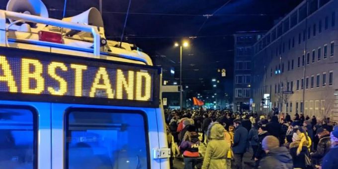 Die Polizei ist bei einer Demonstration von Massnahmen- und Impfgegnern in Nürnberg im Einsatz. Foto: Gregor Bauernfeind/dpa Die Polizei ist bei einer Demonstration von Massnahmen- und Impfgegnern in Nürnberg im Einsatz. Foto: Gregor Bauernfeind/dpa