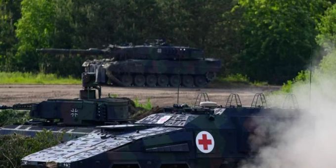 Ein Gepanzertes Transport-Kraftfahrzeug der Bundeswehr vom Typ Boxer während einer Gefechtsvorführung auf dem Übungsplatz Munster. Foto: Philipp Schulze/dpa Ein Gepanzertes Transport-Kraftfahrzeug der Bundeswehr vom Typ Boxer während einer Gefechtsvorführung auf dem Übungsplatz Munster. Foto: Philipp Schulze/dpa