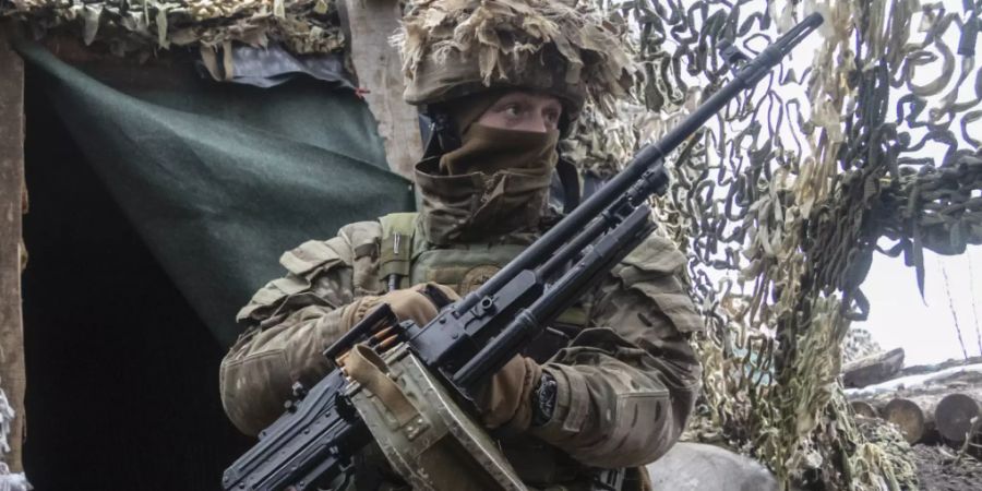 Ein ukrainischer Soldat steht an der Trennlinie zu pro-russischen Rebellen in der Region Donezk. Foto: Andriy Dubchak/AP/dpa