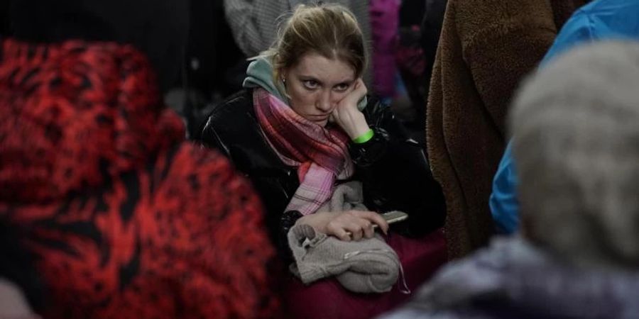 Warten auf die Weiterfahrt: Eine geflüchtete Ukrainerin am Bahnhof im polnischen Przemysl. Foto: Daniel Cole/AP/dpa