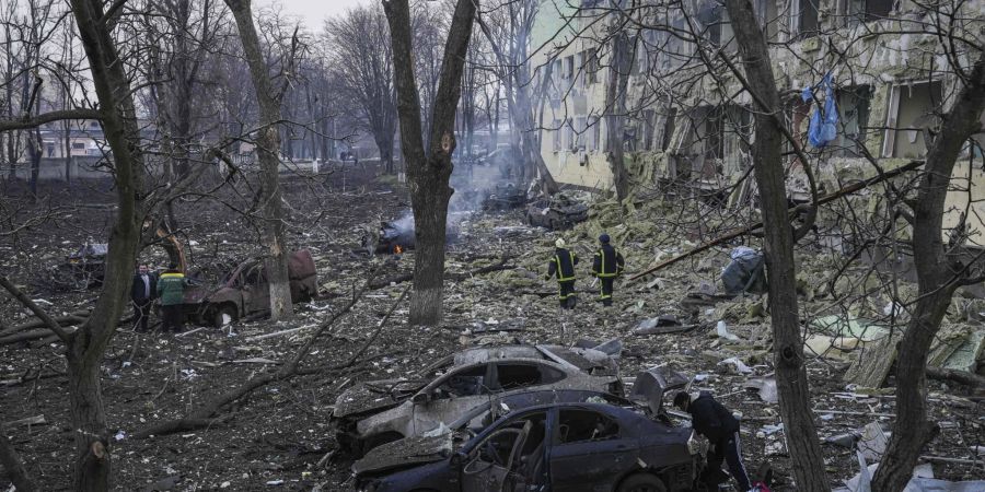 Das Bild vom 9. März 2022 zeigt den bei der Geburtsklinik in Mariupol angerichteten Schaden.