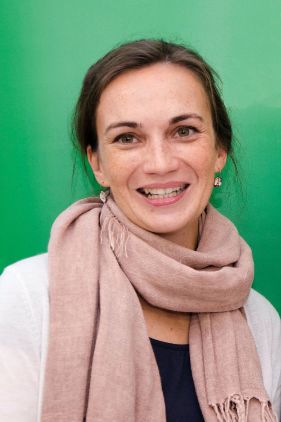 Porträtfoto Frau Schal altrosa