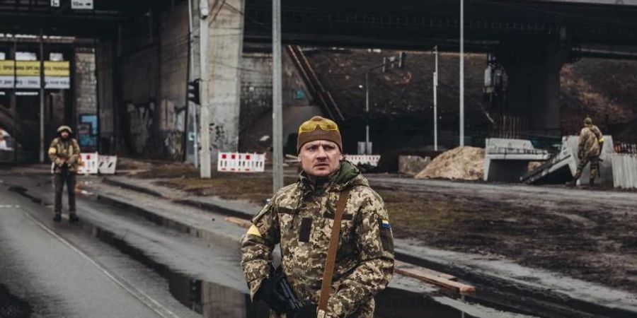 Ein ukrainischer bewaffneter Mann kontrolliert eine Strasse in Kiew. Russische Truppen rücken immer weiter auf die Hauptstadt Kiew vor. Foto: Diego Herrera/EUROPA PRESS/dpa