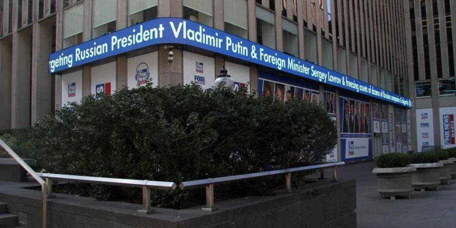 Fox-News-Ticker an einem Gebäude in New York. Ein in der Ukraine verletzter Korrespondent des Senders ist ausser Landes gebracht worden. Foto: Bruce Cotler/ZUMA Press Wire/dpa