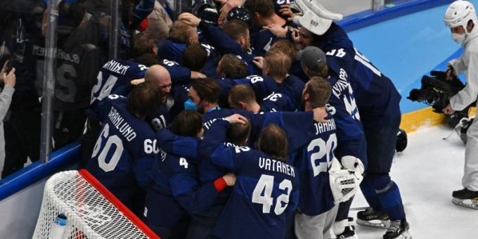 Die Finnen jubeln über Olympia-Gold. Foto: Peter Kneffel/dpa Eishockey Finnland