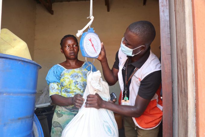 Verteilung von Lebensmitteln im Südsudan. Viele Menschen sind auf die Nahrungsmittelrationen zum Überleben angewiesen. Lebensmittelverteilung