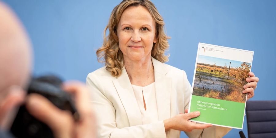 Umweltministerin Steffi Lemke während der Pressekonferenz zur Vorstellung des Aktionsprogramms «Natürlicher Klimaschutz».