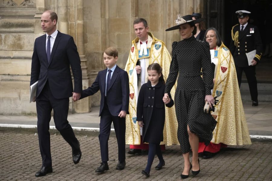 Prinz William, Gattin Kate und ihre beiden Kids George und Charlotte bei der Trauerfeier.