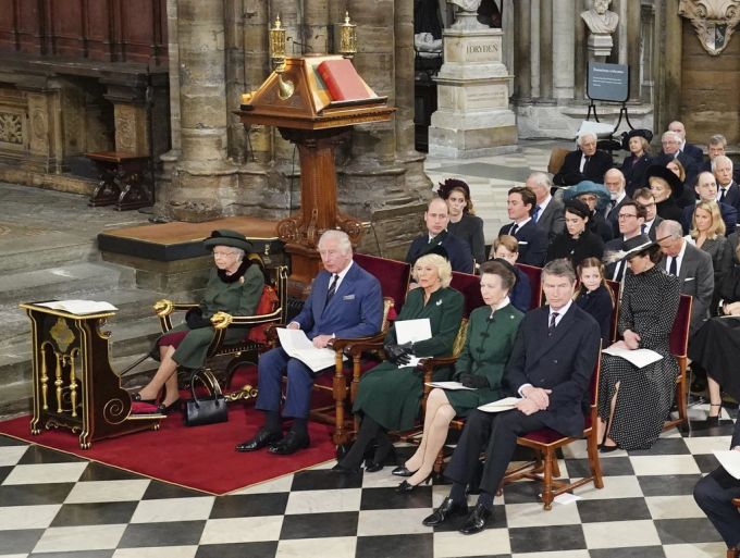 Die Queen und weitere Royals waren bei der Trauerfeier für Philip in Dunkelgrün gekleidet. philip, duke of edinburg