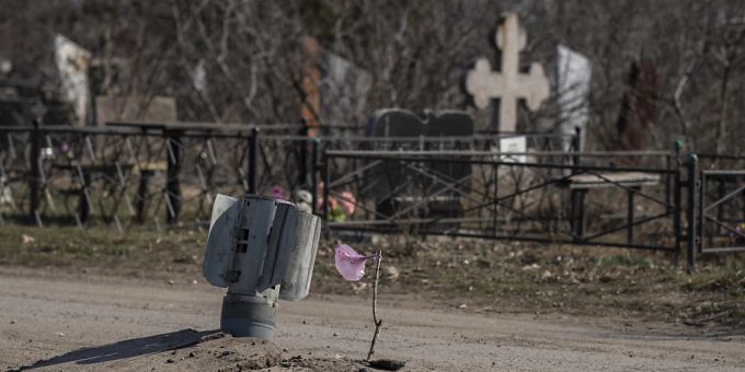 Ein Teil einer Rakete steckt nach einem russischen Bombenangriff Anfang dieser Woche im Boden. Foto: Petros Giannakouris/AP/dpa Ein Teil einer Rakete steckt nach einem russischen Bombenangriff Anfang dieser Woche im Boden. Foto: Petros Giannakouris/AP/dpa