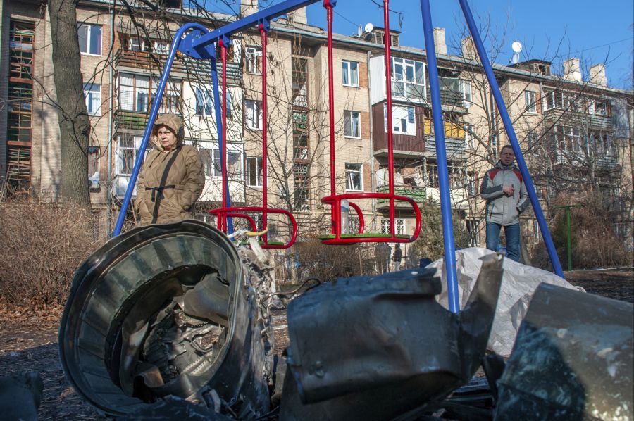 Die Überreste von russischer Militärausrüstung in einem Kiewer Spielplatz am Donnerstag, 24. Februar 2022.