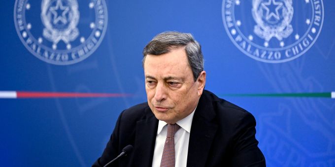 Mario Draghi nimmt am 18. Februar 2022 an einer Pressekonferenz teil. Italien Draghi
