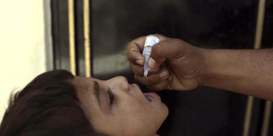 Ein Mann verabreicht einem Kind eine Impfung während einer Polio-Kampagne in Afghanistan. Die UN meldet nun, dass acht Impfhelfer getötet wurden. Foto: Rahmat Gul/AP/dpa