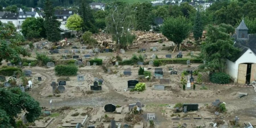 Ein Auto wurde bei der Hochwasserkatastrophe auf den Friedhof geschwemmt. Foto: Thomas Frey/dpa