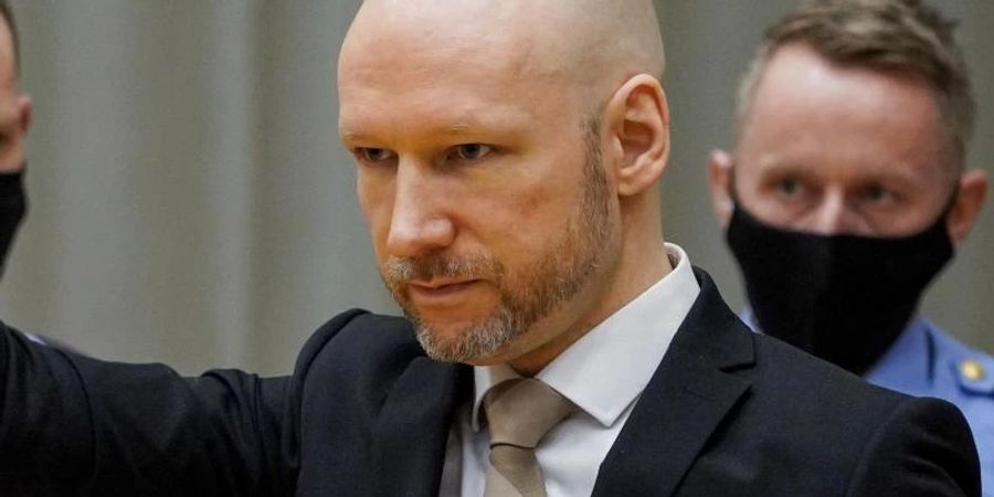 Der wegen Terrorismus verurteilte Anders Behring Breivik trifft im provisorischen Gerichtssaal des Gefängnisses von Skien ein. Foto: Ole Berg-Rusten/NTB Norway/AP/dpa