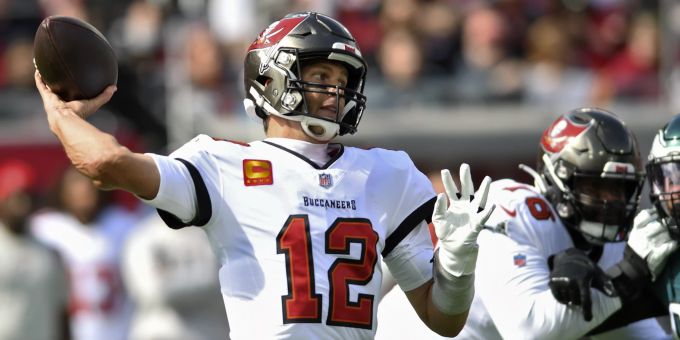 Tom Brady hat die Bucs zu einem klaren Sieg über die Eagles geführt. Eagles Buccaneers Football