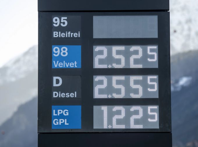 Eine Tankstelle an der A-2 Autobahnraststätte Erstfeld präsentiert seine Benzinpreise am Donnerstag, 10. März 2022, in Erstfeld im Kanton Uri. Ukraine Krieg