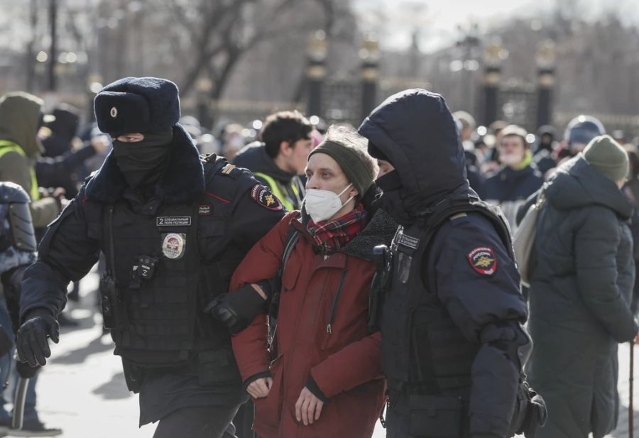 Kritik wird nicht geduldet. Friedensaktivisten wie dieser Mann, der Anfang März in Moskau auf die Strasse ging, werden verhaftet.