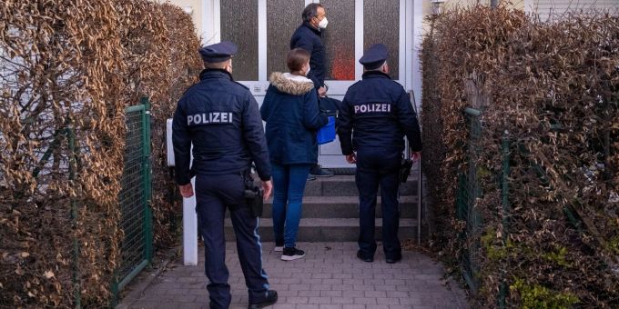 Die Polizei steht vor einem Haus eines Verdächtigen in München. Die Polizei steht vor einem Haus eines Verdächtigen in München.