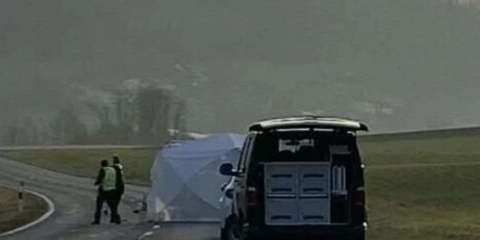 In Hornussen wurde ein Fussgänger von einem Auto erfasst, der Mann erlag den Verletzungen. hornussen