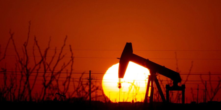 Eine Tiefpumpe während des Sonnenuntergangs in Texas. Die USA haben bereits ein Importverbot für russisches Rohöl verhängt.