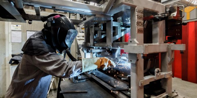 Eine Schweisserin fügt Metall-Elemente durch Punktschweissen zusammen. Für dieses Jahr erwartet die bayerische Metall- und Elektroindustrie wieder mehr Ausbildungsverträge. Eine Schweisserin fügt Metall-Elemente durch Punktschweissen zusammen. Für dieses Jahr erwartet die bayerische Metall- und Elektroindustrie wieder mehr Ausbildungsverträge.