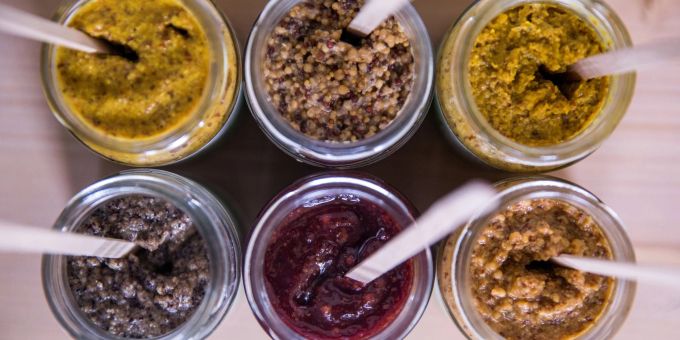Senf lässt sich aus verschiedenen Senfkörnern herstellen und auch mit Gewürzen wie Chili oder Ingwer verfeinern. Senf lässt sich aus verschiedenen Senfkörnern herstellen und auch mit Gewürzen wie Chili oder Ingwer verfeinern.