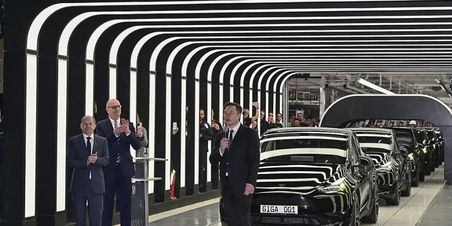 Bundeskanzler Olaf Scholz, der brandenburgische Ministerpräsident Dietmar Woidke sowie Tesla-Chef Elon Musk feiern am Dienstag die Eröffnung der ersten europäischen Tesla-Fabrik in Grünheide.