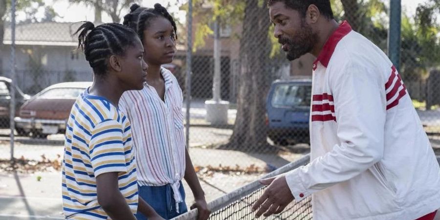 Demi Singleton (l) als Serena, Saniyya Sidney als Venus und Will Smith als Vater Richard Williams in einer Szene des Films "King Richard". Foto: -/Telepool/dpa